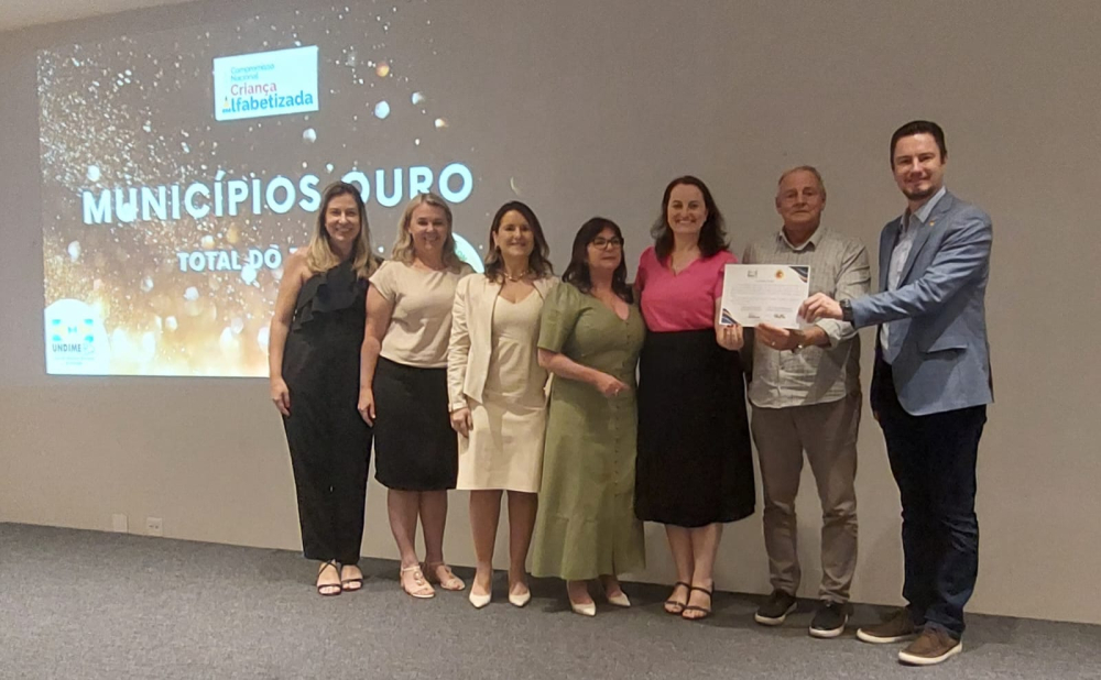 Secretaria de Educao recebe homenagem pelo Selo Ouro da alfabetizao