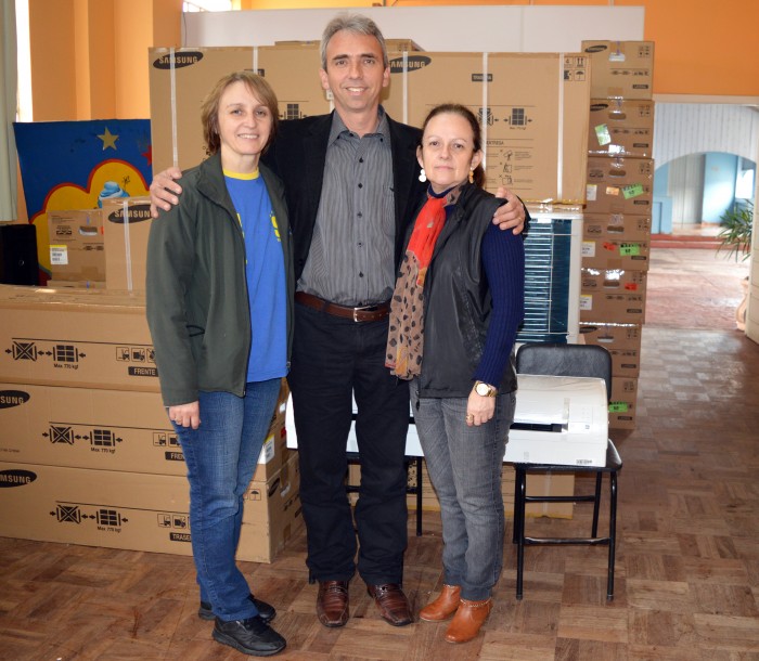 ESCOLAS MUNICIPAIS RECEBEM EQUIPAMENTOS DE CLIMATIZAO