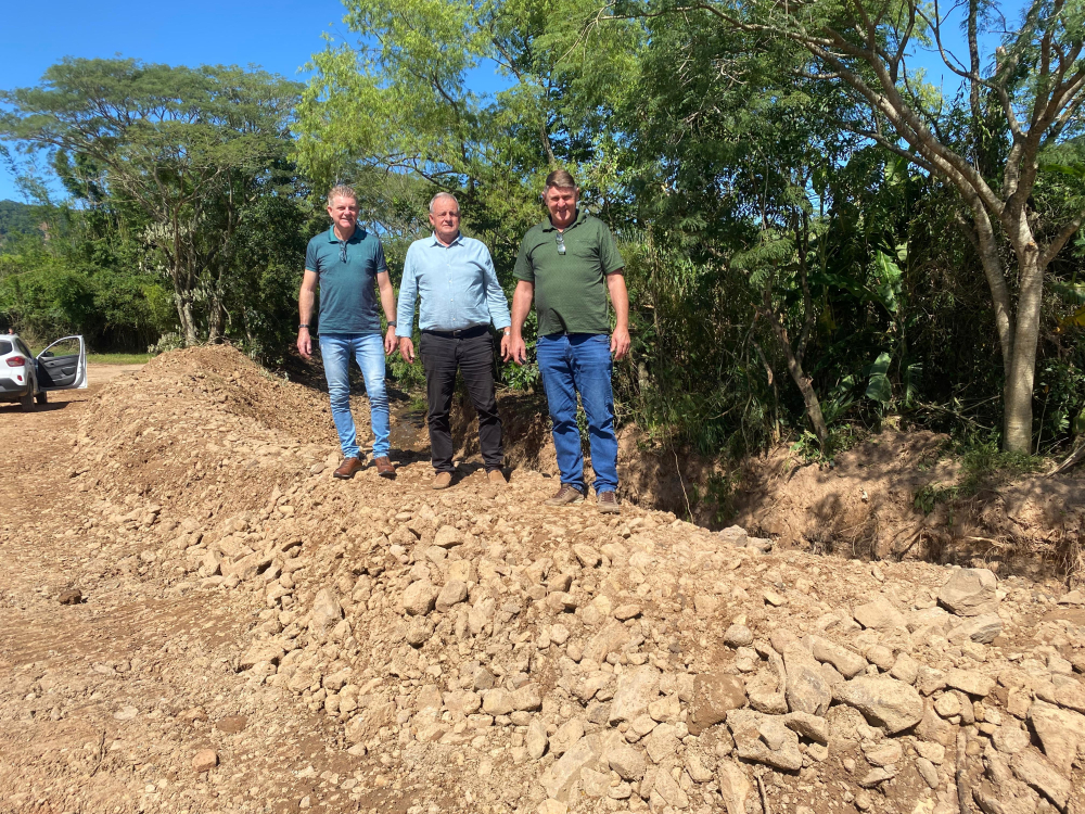 Prefeitura realiza conteno em arroio na Linha Brasil