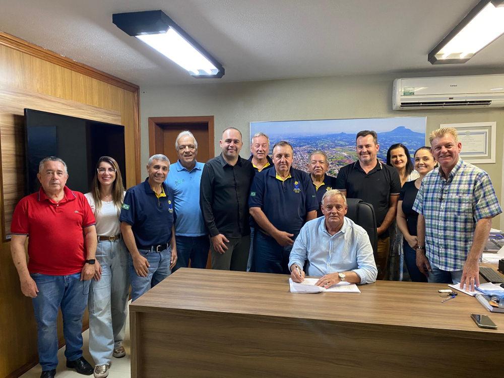 Prefeito autoriza incio da construo da sede do Rotary