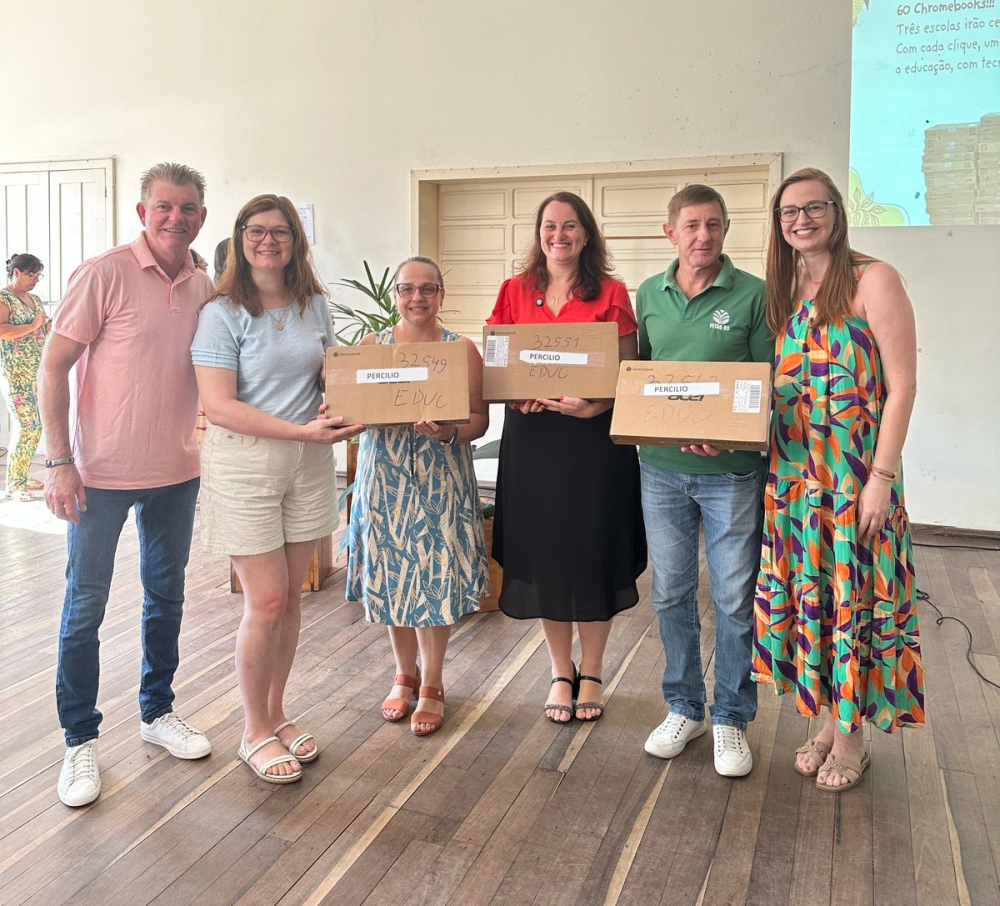 Prefeitura entrega 60 Chromebooks para escolas municipais